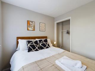 Luxury accommodation by Our Home Short Stays with free parking fast wifi and TVs in every room ideal for contractors and families - Macclesfield - 4