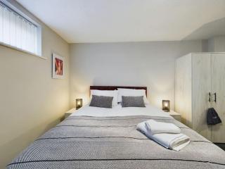 Luxury accommodation by Our Home Short Stays with free parking fast wifi and TVs in every room ideal for contractors and families - Macclesfield - 3