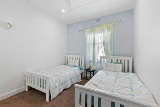 Mid Century 1930 Beautifully renovated Californian Bunglow - Newtown and Chilwell - 2