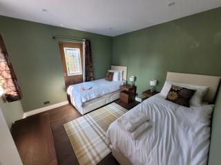 Remarkable 8 Bed Family House Sleeping 16 w Pool - 1