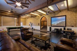 Cowboy Castle by StayVista - Amazing valley view with Sprawling lawn, & A home theatre with Indoor games - Panchgani - 4