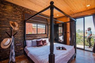 Cowboy Castle by StayVista - Amazing valley view with Sprawling lawn, & A home theatre with Indoor games - Panchgani - 2