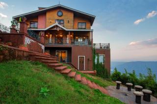 Cowboy Castle by StayVista - Amazing valley view with Sprawling lawn, & A home theatre with Indoor games - Panchgani - 8