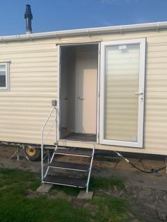 Lovely 6 Berth Caravan At Seawick Holiday Park In Essex Ref 27008S - Clacton-on-Sea - 3