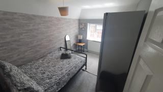 6 Bedroom Huge Holiday Home with parking - 3