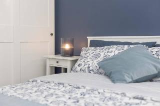 Stunning 2 bedroom Town Centre Apartment - Sleeps up to 5 People - 5 Minutes to the Best Beach! - Great Location - Fast WiFi - Smart TV - Newly Refurbished - sleeps up to 5! Close to Bournemouth & Poole Town Centre & Sandbanks - 7