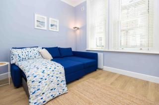 Stunning 2 bedroom Town Centre Apartment - Sleeps up to 5 People - 5 Minutes to the Best Beach! - Great Location - Fast WiFi - Smart TV - Newly Refurbished - sleeps up to 5! Close to Bournemouth & Poole Town Centre & Sandbanks - 1