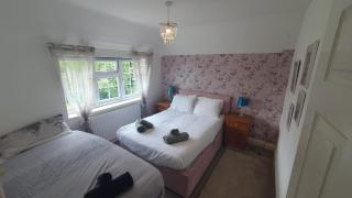 6 Bedroom Huge Holiday Home with parking - 6