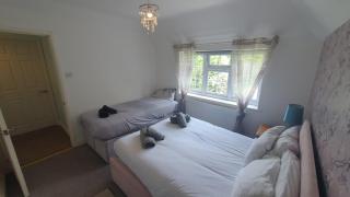 6 Bedroom Huge Holiday Home with parking - 5