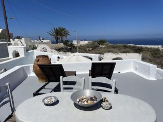 Fira 2-Bed Villa Sleeps 5 with Outdoor Hot Tub - 1