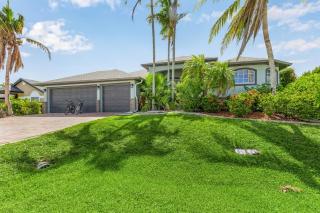 Heated pool, Pool Table, Sleeps 8! - The Cape Coral Getaway - Cape Coral - 8