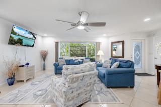 Heated Pool, Sleeps 6 - Villa Paradise by the Pool - Roelens Vacations - 4