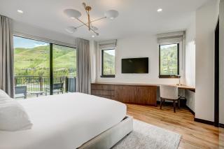 Contemporary 2 BR Condo in the Heart of Lionshead - 1