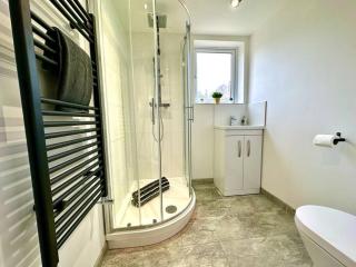 Large New 4 bedroom House Sleeps up to 12 - Accepts Groups - Great Location - FREE Parking - Fast WiFi - Smart TVs - sleeps up to 12 people - Close to Bournemouth & Poole Town Centre & Sandbanks - Bournemouth - 5