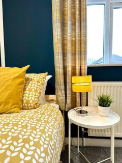 Large New 4 bedroom House Sleeps up to 12 - Accepts Groups - Great Location - FREE Parking - Fast WiFi - Smart TVs - sleeps up to 12 people - Close to Bournemouth & Poole Town Centre & Sandbanks - Bournemouth - 4