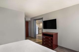 Clarion Inn & Suites Airport - Grand Rapids - 4