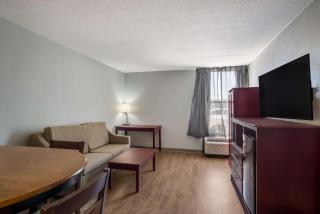 Clarion Inn & Suites Airport - Grand Rapids - 3