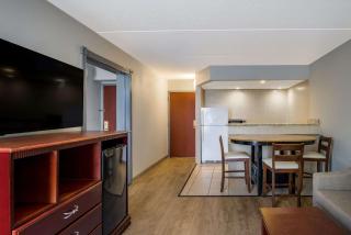 Clarion Inn & Suites Airport - Grand Rapids - 2