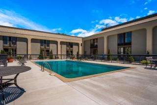 Clarion Inn & Suites Airport - Grand Rapids - 1