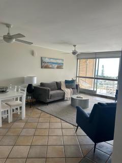 2 Bedroom Top Floor Unit - Ocean Views and Pool- Headlands Resort - Alexandra Headland - 5