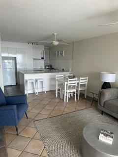 2 Bedroom Top Floor Unit - Ocean Views and Pool- Headlands Resort - Alexandra Headland - 4