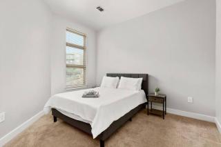 The Victoria: Private Balcony, Riverwalk, Downtown - 6