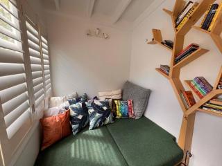 Sunflower House, a cozy cabin at Lake Wentworth - Wentworth Falls - 3