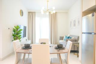Elegant Apartment With Balcony Amidst Vibrant Area - 7