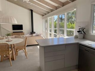 Seaview Treehouse - three minute walk to the beach - Lorne - 8