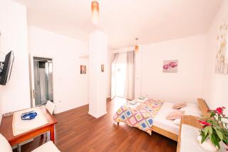 Guesthouse Lastavica - Novalja - 1