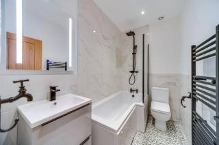 Chic & Modern 2 Bedroom Flat in Central Catford, London - 9