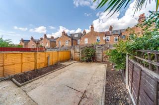 Chic & Modern 2 Bedroom Flat in Central Catford, London - 3