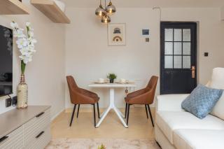 Luxe Studio and 1 bedroom Apartment - 2