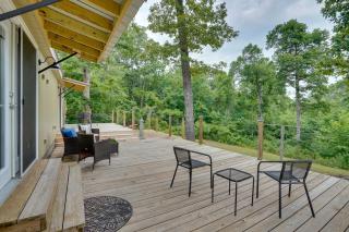 Buchanan Home with Deck, 4 Mi to Paris Landing! - - 0