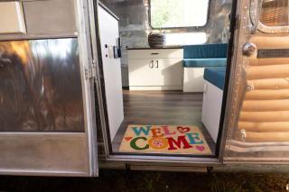 Luxury Vintage Airstream RV/Caravan Retro Charm Meets Comfort - Kiten - 2