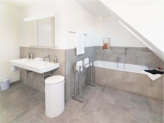 Exklusive 5,5 Zimmer Wohnung für Familien und Business - 8