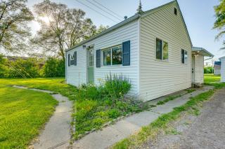 Cozy Home with Backyard about 3 Mi to Downtown Saginaw! - 8