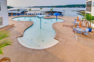 Lake Views and Pool Access Ozarks Condo! - Rocky Mount - 9