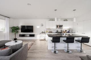 Modern Chic - Spacious Duplex - Highlands - 0