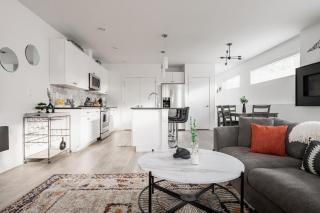 Modern Chic - Spacious Duplex - Highlands - 9