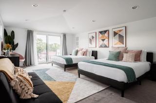 Modern Chic - Spacious Duplex - Highlands - 6