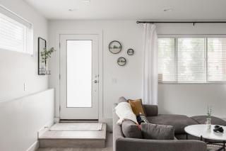 Modern Chic - Spacious Duplex - Highlands - 4