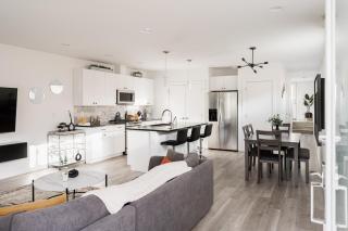 Modern Chic - Spacious Duplex - Highlands - 3