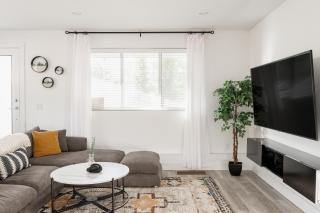 Modern Chic - Spacious Duplex - Highlands - 1
