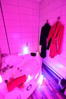 Luxe Sauna Privatif et Grand bain Jacuzzi à deux à Biscarosse Plage pour Nuit Romantique avec décoration LED et Bougies - Biscarrosse - 1