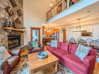 Lakefront home with fire pit and dock Near Wisp Resort - McHenry - 4