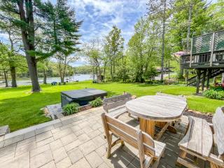 Adorable Lakefront Cottage with Hot Tub and Dock Pet friendly - 9