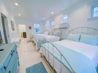 Adorable Lakefront Cottage with Hot Tub and Dock Pet friendly - 1