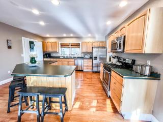 Large Lakefront Home Private dock and hot tub - McHenry - 4