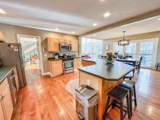 Large Lakefront Home Private dock and hot tub - McHenry - 3